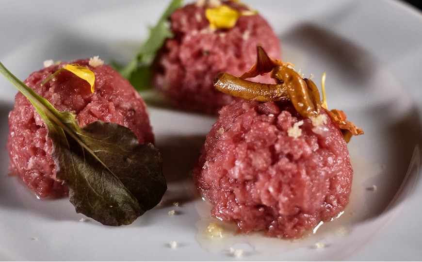 Battuta al coltello con cipolline in agrodolce, finferli in sottaceto e pan fritto.